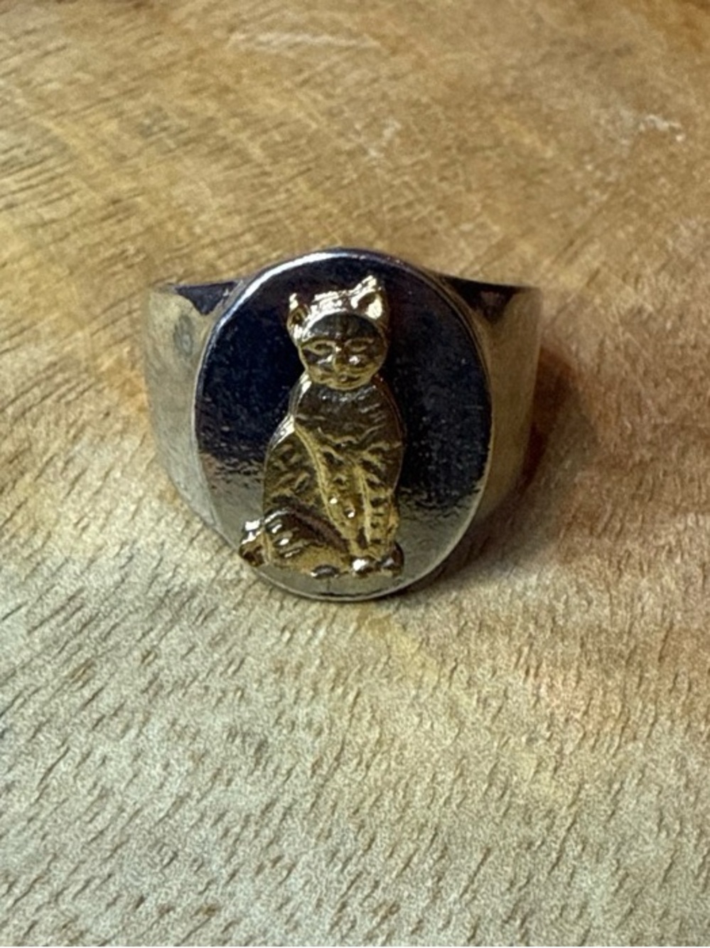 Gold-Tone Cat Signet Ring – Two-Tone Cat Design